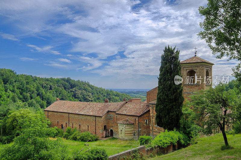 Canonica di Santa Maria di Vezzolano是一座哥特式罗马风格的教堂，位于意大利北部的皮埃蒙特。